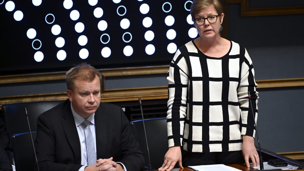 Puolustusministeri Antti Kaikkonen ja sisäministeri Krista Mikkonen eduskunnan kyselytunnilla Helsingissä 29. syyskuuta 2022