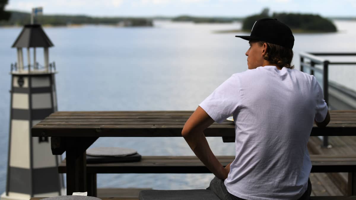 Alexander Ståhlberg äter lunch och blickar ut mot havet.