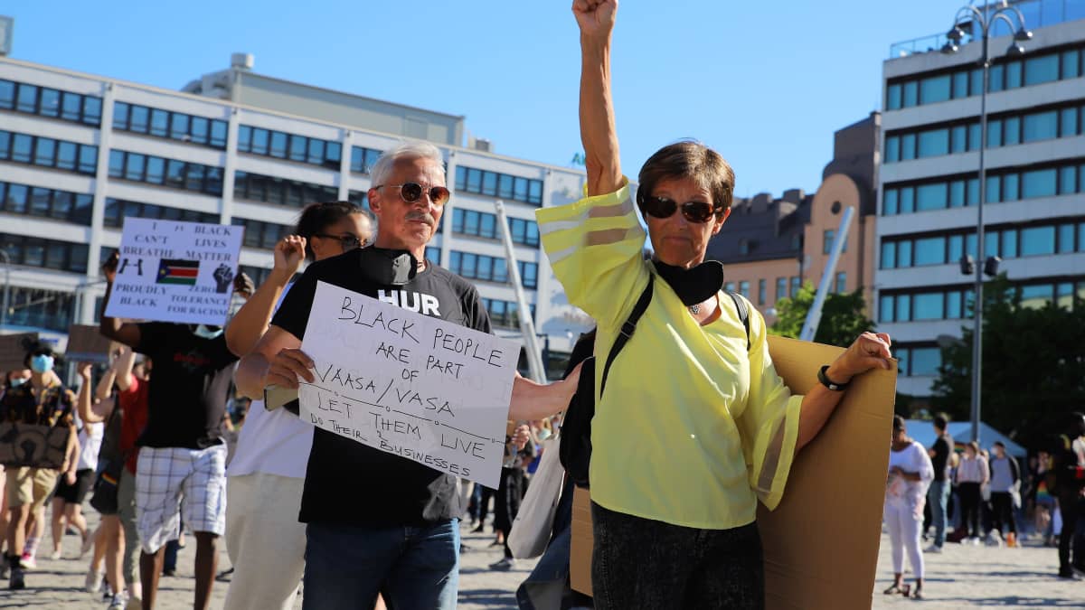 Yleisöä Black lives Matter -mielenilmauksessa