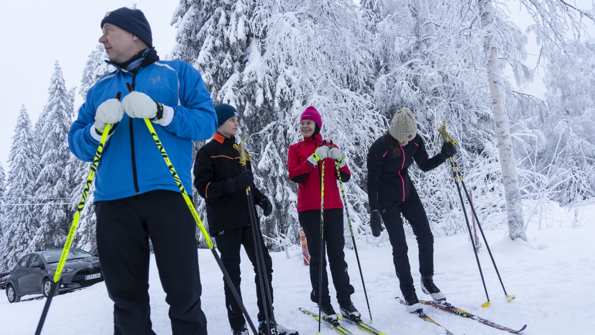 Niilo Hakonen, Matias Hakonen, Merja Ruotsalainen ja  Alexsandra Garattoni lähdössä hiihtolenkille Puijolla.