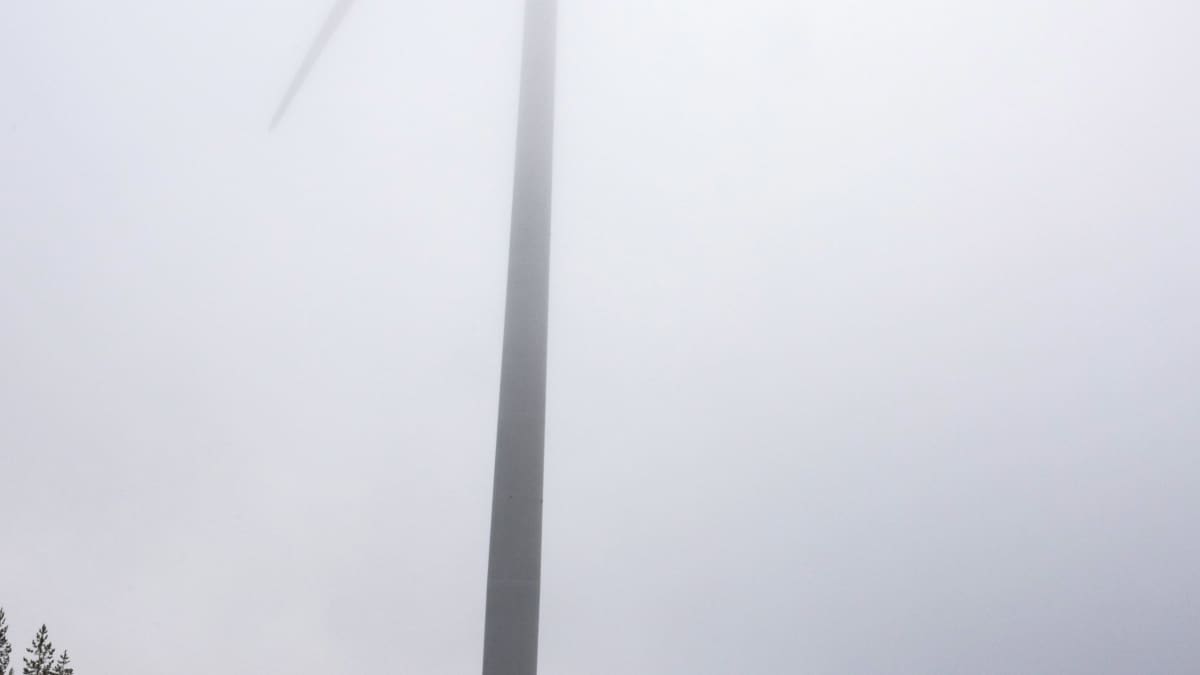Tuulivoimala ja henkilöauto Piiparinmäen tuulipuistossa