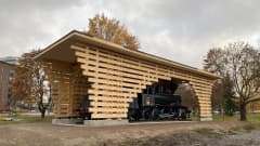 Liimapuupalkeista rakennettu katos museoveturin päälle. 