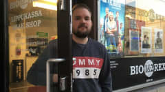 Otto Löytynoja seisoo Kokkolan elokuvateatterin ovella.