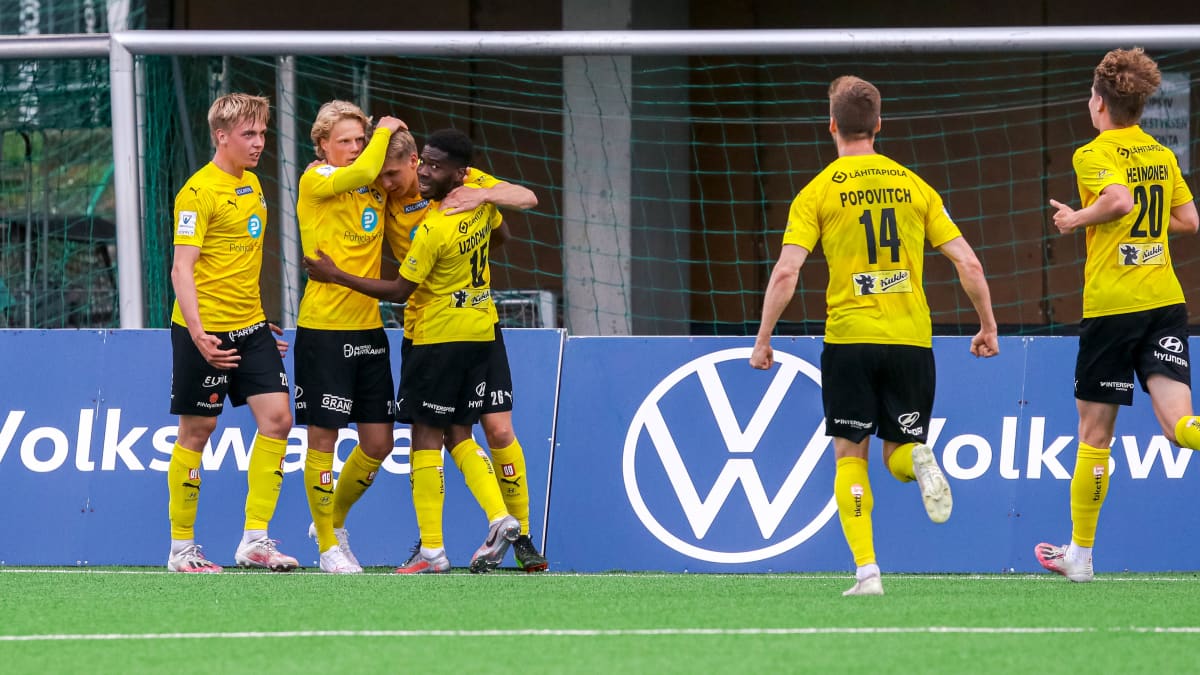 KuPS juhlii maalia Veikkausliigan ottelussa 2021.