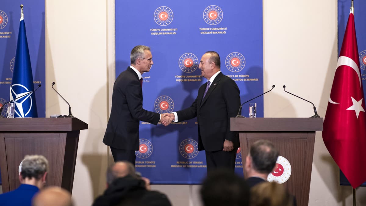 Jens Stoltenberg  ja Mevlüt Çavuşoğlu kättelevät tiedotustilaisuudessa.
