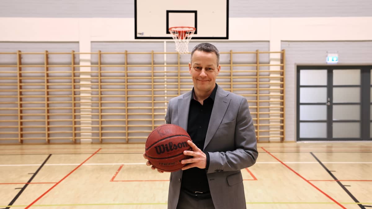 Koripalloerotuomari Pekka Saros on myös Kaurialan koulun rehtori Hämeenlinnassa. Pekka Saros Kaurialan koulun jumppasalissa käsissään koripallo.