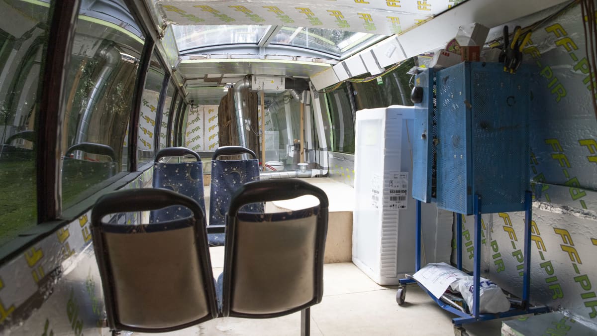 Matkailuautoksi rakentuvan linja-auton sisätiloja. 