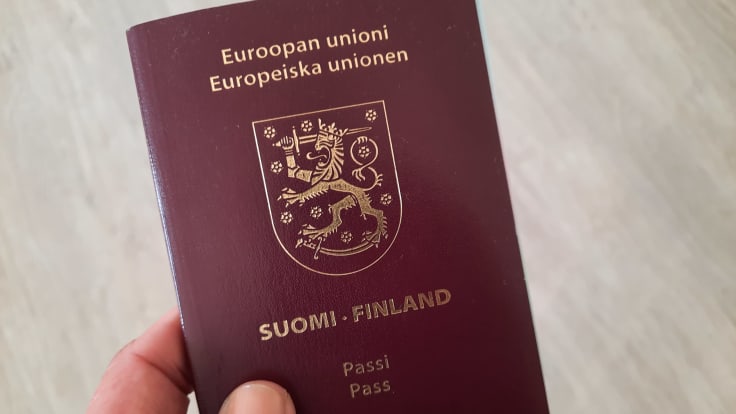 En hand som håller i ett pass. 