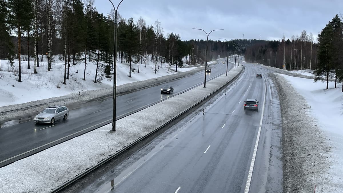Märkä Kuopion moottoritie ja sen reunoilla lumipenkat.