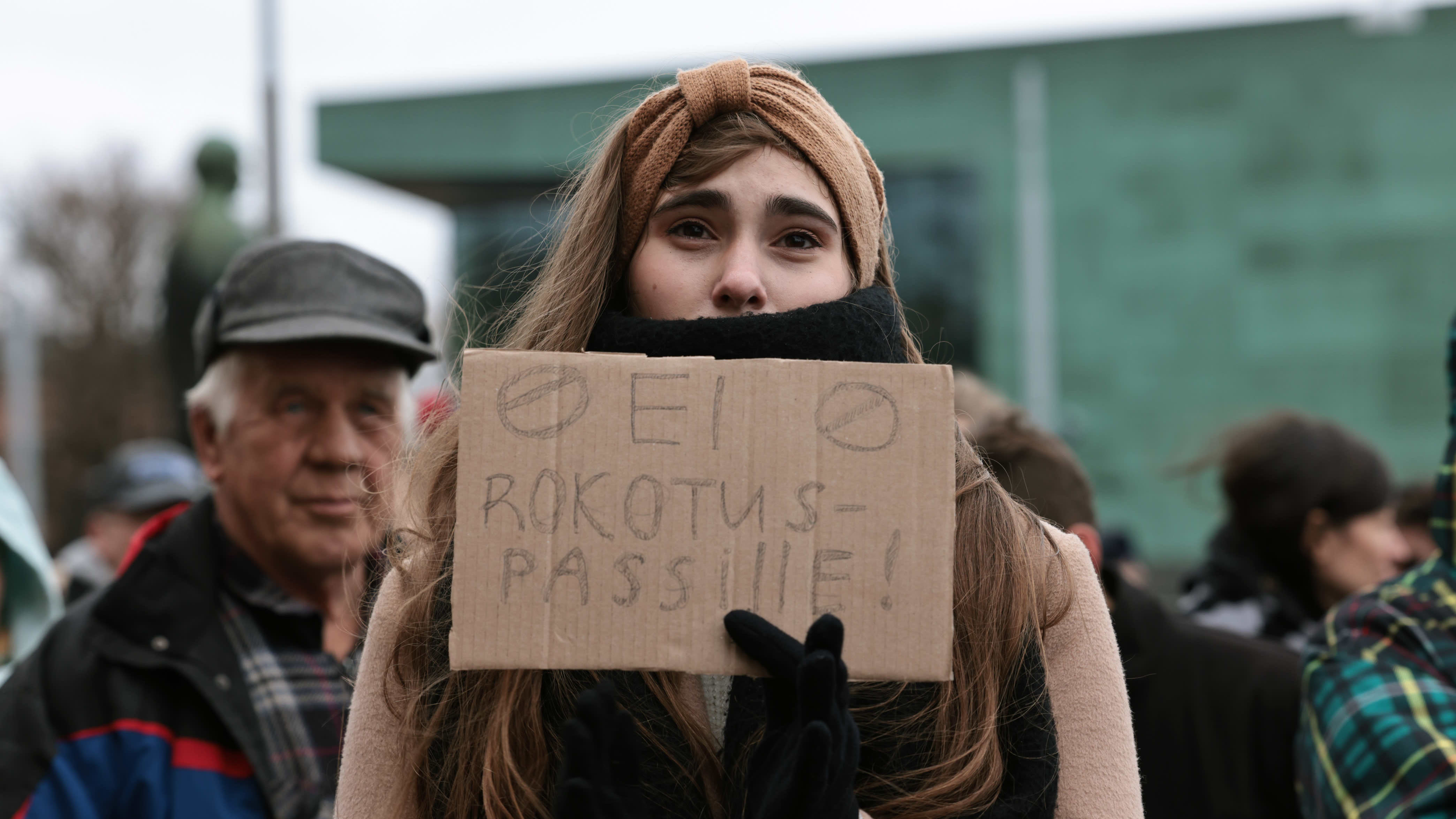 Liliia Kiefieli osoitti mieltään koronapassia vastaan mielenosoituksessa Eduskuntalon edessä, 15. lokakuuta.