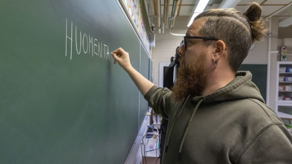 Jani-Pekka Kajan kirjoittaa liitutaululle Seminaarin koulun luokassa.