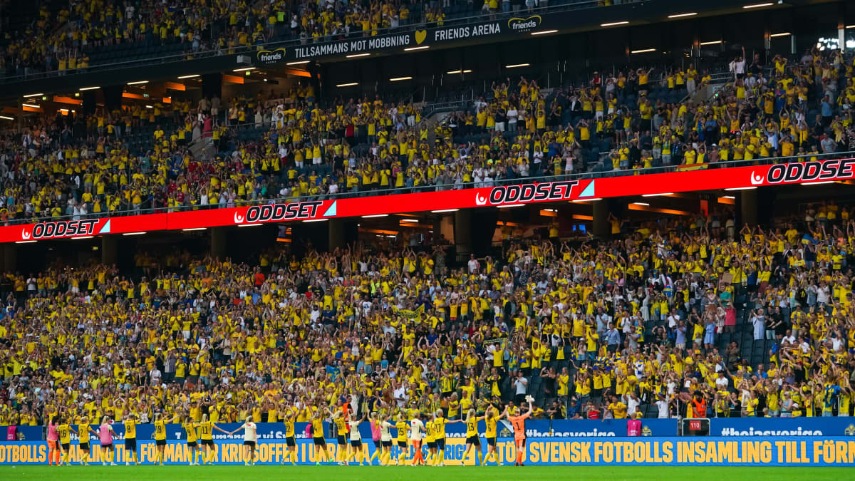 Svenska spelarna firar segern framför rekordpubliken.