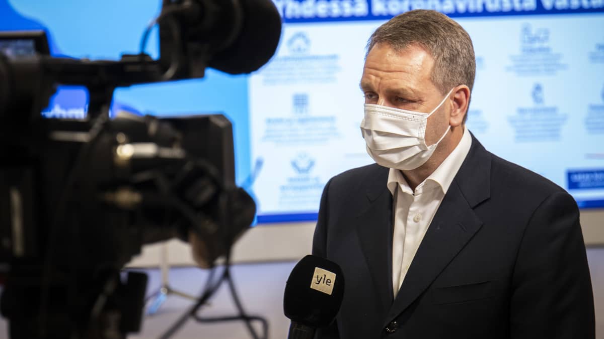 Jan Vapaavuori Ylen haastattelussa PKS koronakoordinaatiorymän tiedotustilaisuudessa. 