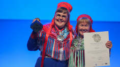 Saamelaismuseo Siidan edustajat Taina Pieski ja Eija Ojanlatva vastaanottivat Vuoden eurooppalaisen museon 2024 palkinnon. Pieski pitää kädessään palkintopokaalia ja Ojanlatva palkintokirjaa.