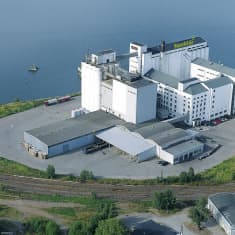 Kuvassa on Hankkijan rehutehdas Kotkassa, johon on tulossa lisäinvestointeja. 