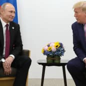 Venäjän presidentti Vladimir Putin ja Yhdysvaltain presidentti Donald Trump G20-kokouksen yhteydessä viime vuoden kesäkuussa.