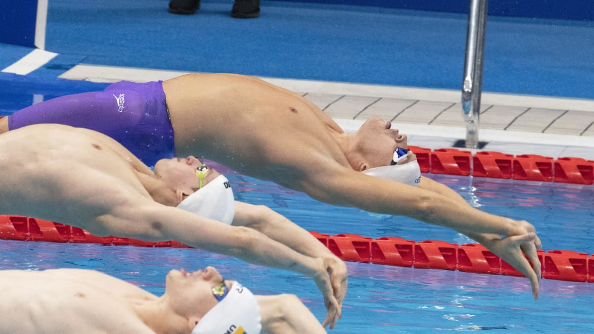 Parauimari Antti Latikka hyppää altaaseen selkäuinnin sadan metrin finaalissa.