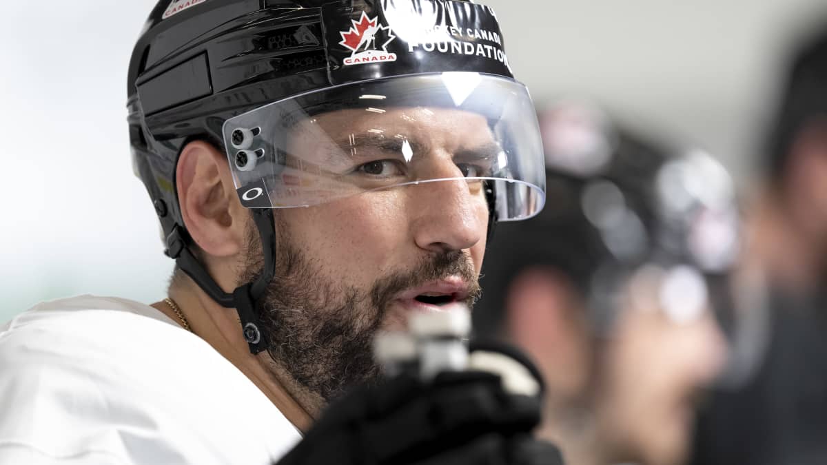 Kanadan hyökkääjä Milan Lucic haastattelussa jääkiekon MM-kisoissa 2023.