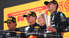 Sergio Perez, Max Verstappen ja George Russell palkintopallilla Barcelonassa 22.5.2022.