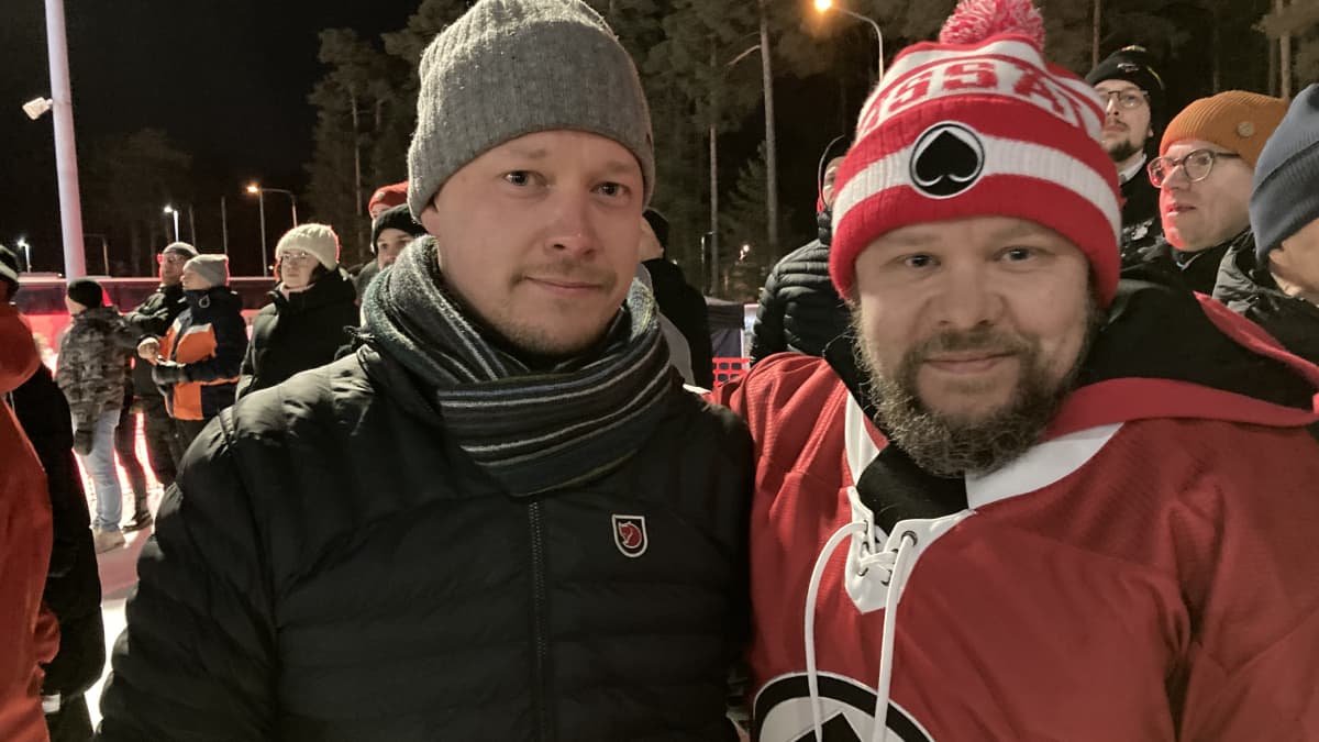 Mika Mäkelä ja Mikko Lehtonen jääpallokentän laidalla yleisössä