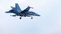 Bilden visar ett finländskt stridsflygplan av modellen F/A-18 Hornet i flykt.