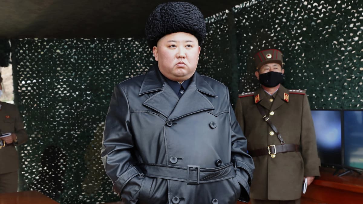 Pohjois-Korean johtaja Kim Jong-un tarkastusreissulla armeijan tukikohdassa 2. maaliskuuta 2020.