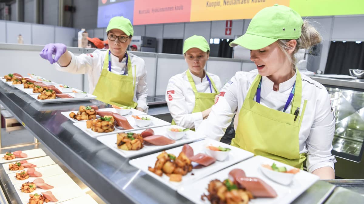 Uunimakkaralla, kasvissosekeitolla ja kalaburgerilla mestariksi – Kajaanin  Mamselli valmistaa Suomen parasta kouluruokaa