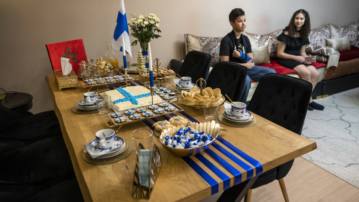 Marokkolaisia ja suomalaisia herkkuja ruokapöydässä