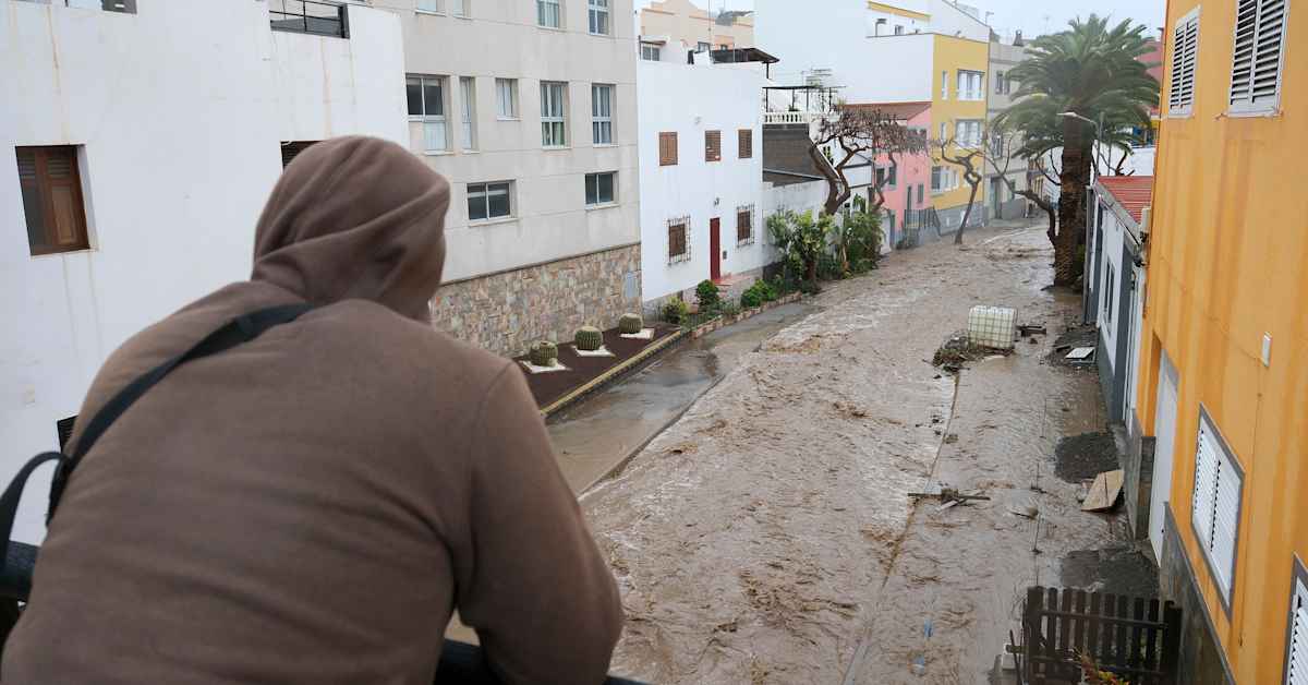 Myrsky runnoo yhä Kanariansaaria – katso, miten autotietkin tulvivat Teneriffalla