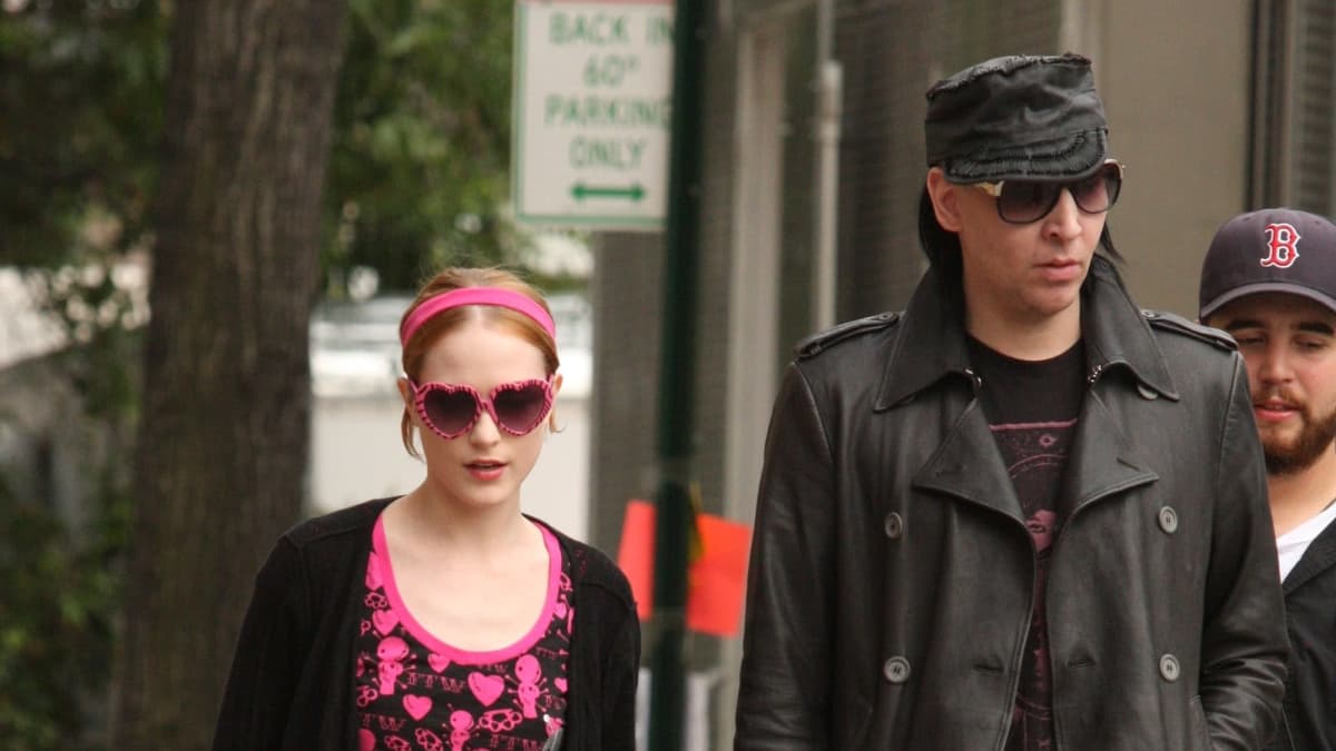 Evan Rachel Wood ja Marilyn Manson kävelyllä.