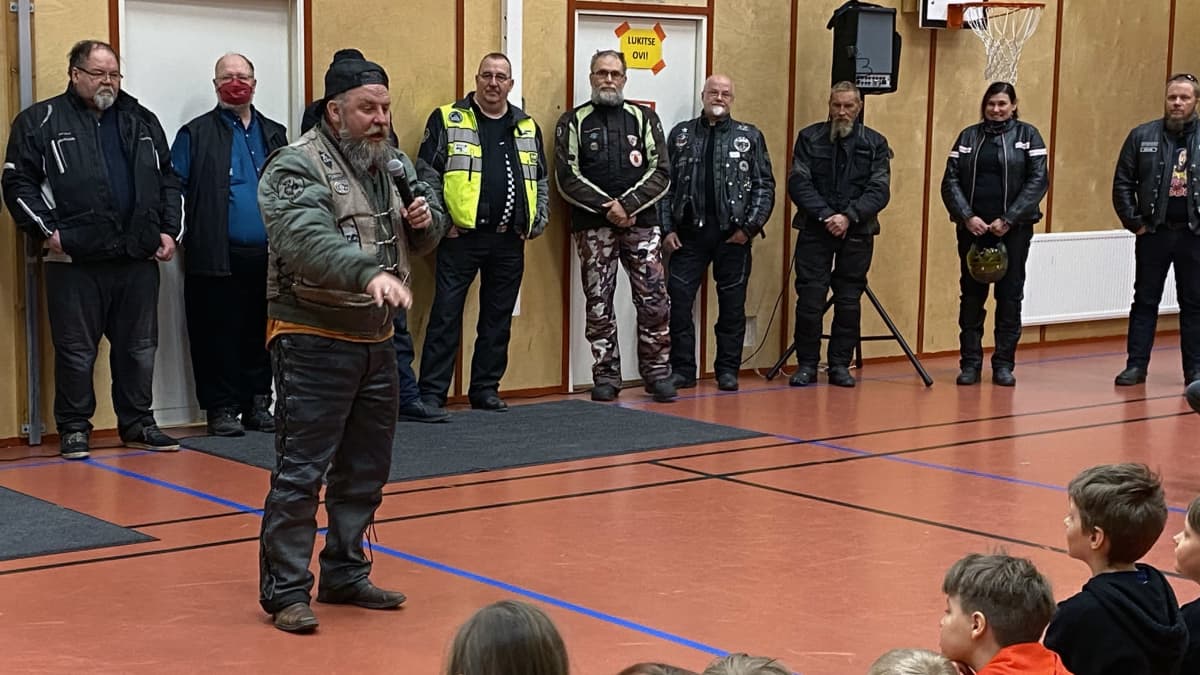 Ari Santaharju Motoristit koulukiusaamista vastaan yhdistyksestä puhuu oppilaille Luhtikylän koulun juhlasalissa.