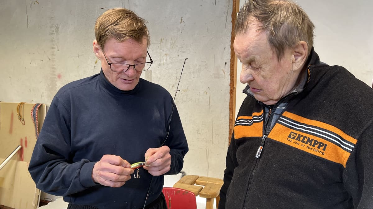 Pekka Guttorm ja Antti Niiles Länsman Tenon Ala-Könkäältä tarkastelevat viehettä.