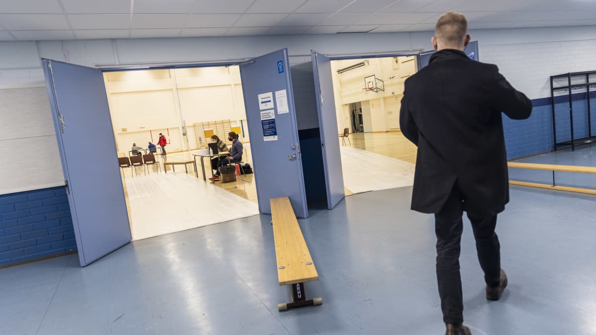 Äänestäjä kävelemässä äänestypaikalle Neulamäen koululla, Kuopiossa aluevaaleissa vaalipäivänä.