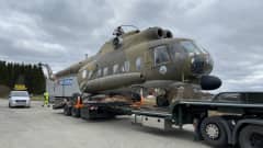 Mi-8-helikopteri saapui Tuulosen kauppakeskuksen pihaan. 