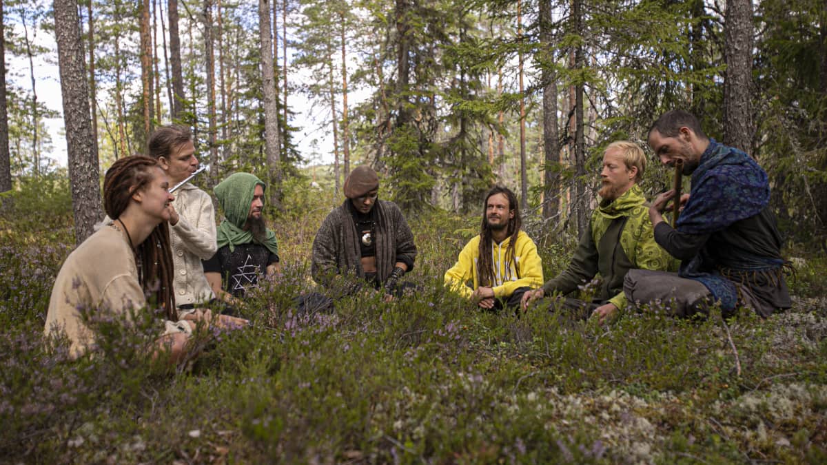 Rainbow-yhteisön leiriläiset soittavat ja jammailevat metsässä