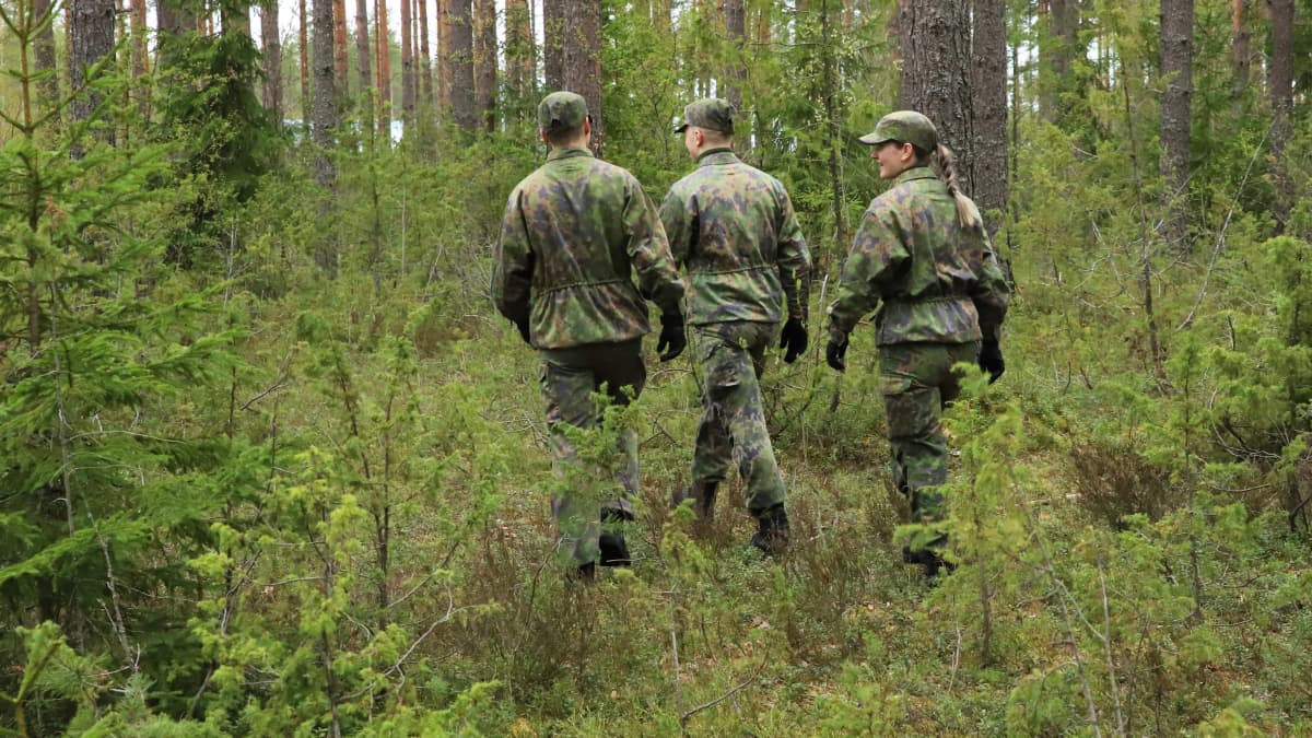 Kaakkois-Suomen rajavartijakoulun sissikoulutusviikon rastikoulutukseen osallistujia Imatralla.