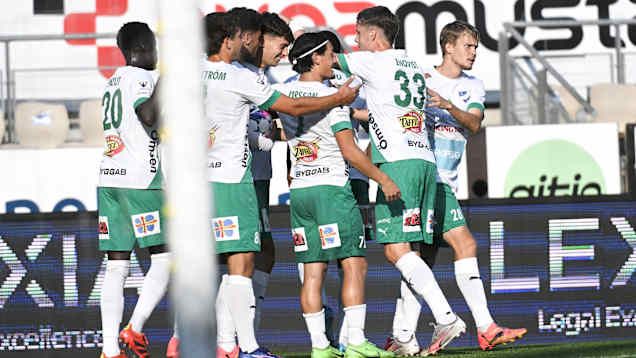 IFK Mariehamns spelare firar i klunga.