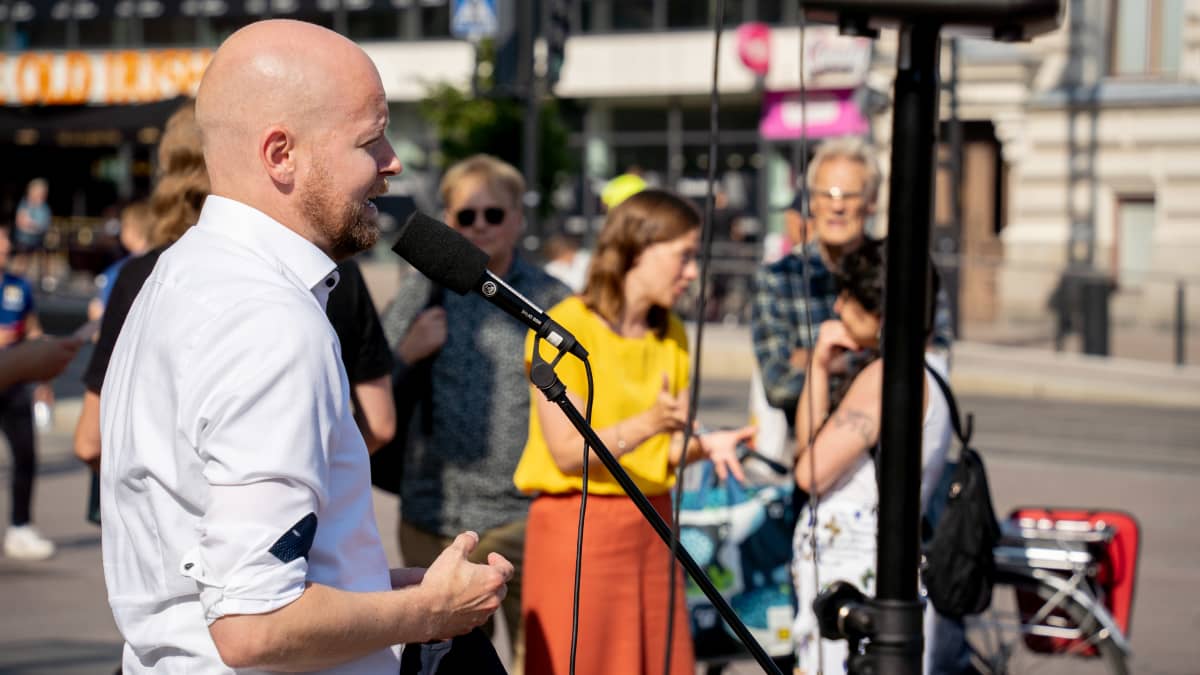 Jussi Saramo (vas.) pitämässä puhetta Tampereen Keskustori