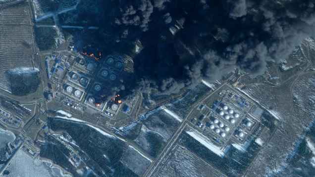 Satelliittikuva näyttää savua nousevan Primorskin öljyterminaalista Venäjällä Ukrainan drooni-iskun jälkeen. 