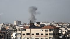 Savu nousee Israelin sotalentokoneiden ilmaiskujen jälkeen 13. toukokuuta 2023 Gazan kaupungissa Gazan kaupungissa.