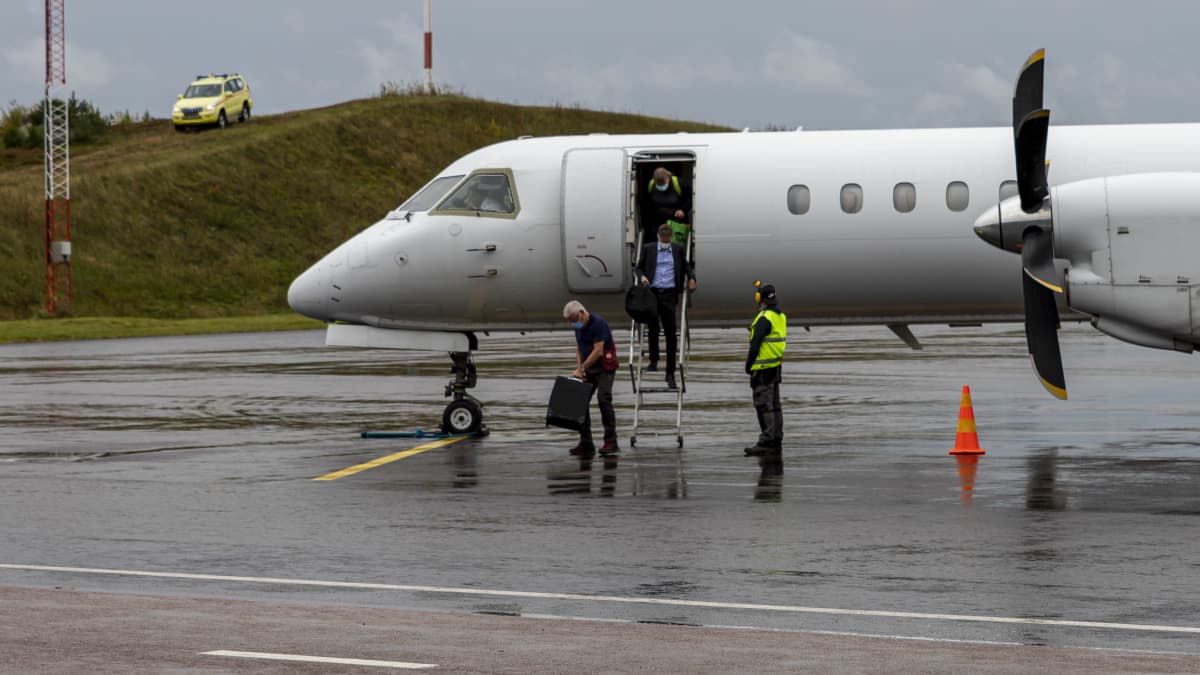 Matkustajia purkautuu Nyxairin lennolta Jyväskylän lentoasemalla.