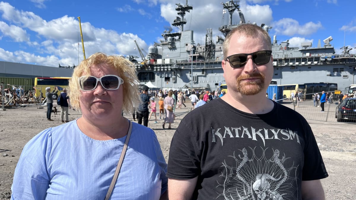 Helsinkiläiset Jaakko ja Sanna Ihamäki katsomassa Yhdysvaltain maihinnousutukialusta Kearsargea Hernesaaressa.