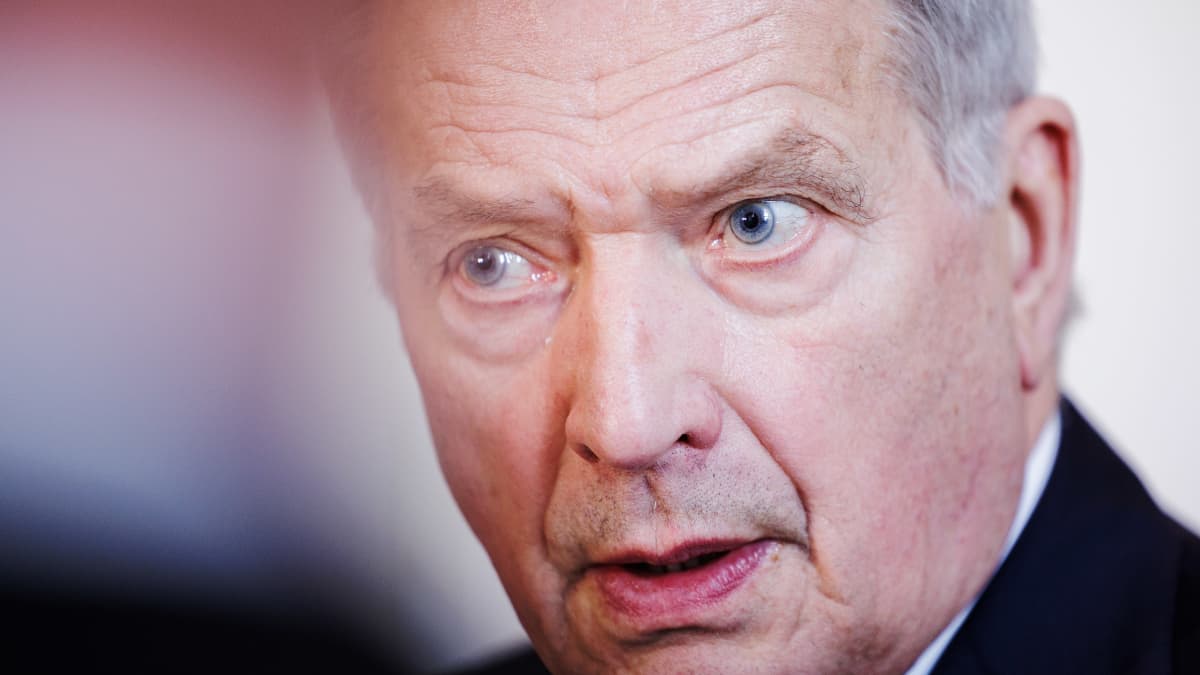 Sauli Niinistö kommentoi lyhyesti medialle tilaisuuden lomassa.
