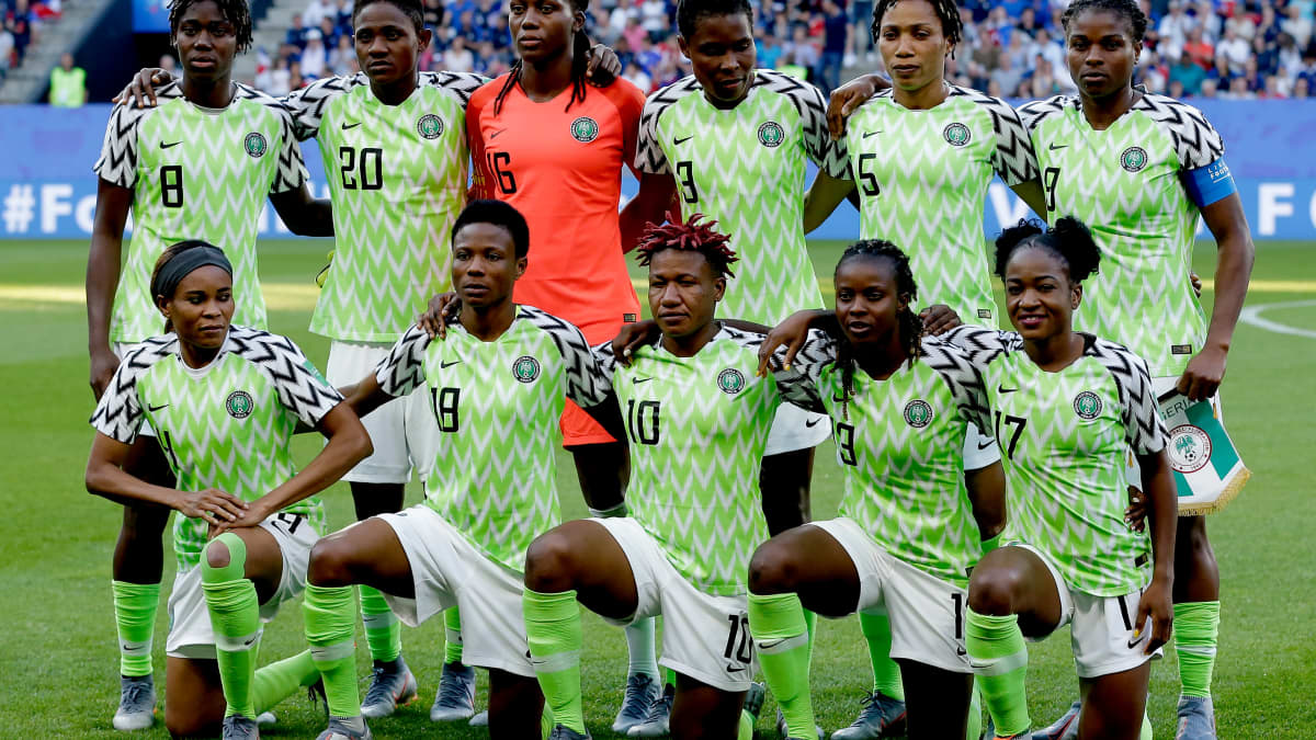 Nigerian joukkue polvistuneena kuvaan.