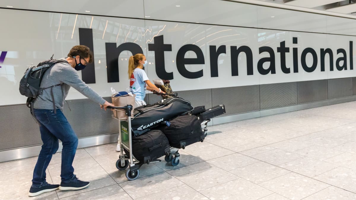 Saapuvia matkustajia Heatthrown lentokentällä Lontoossa 2. elokuuta.