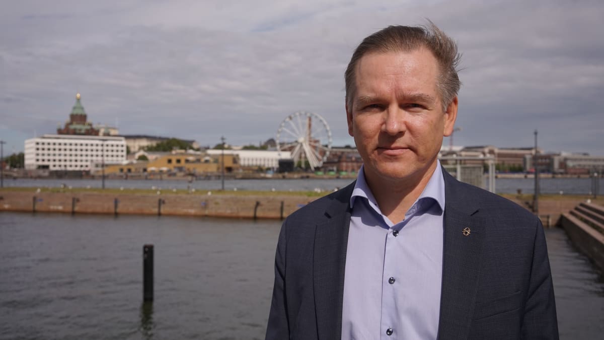Kemianteollisuus ry:n toimitusjohtaja Mika Aalto on kuvattu satamassa. 
