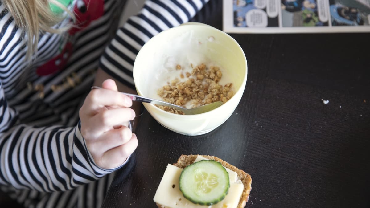 lapsi syö aamupalaa