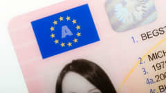 Lähikuva itävaltalaisesta ajokortista, jossa näkyvät EU-tähdet ja osa naisen naamaa.