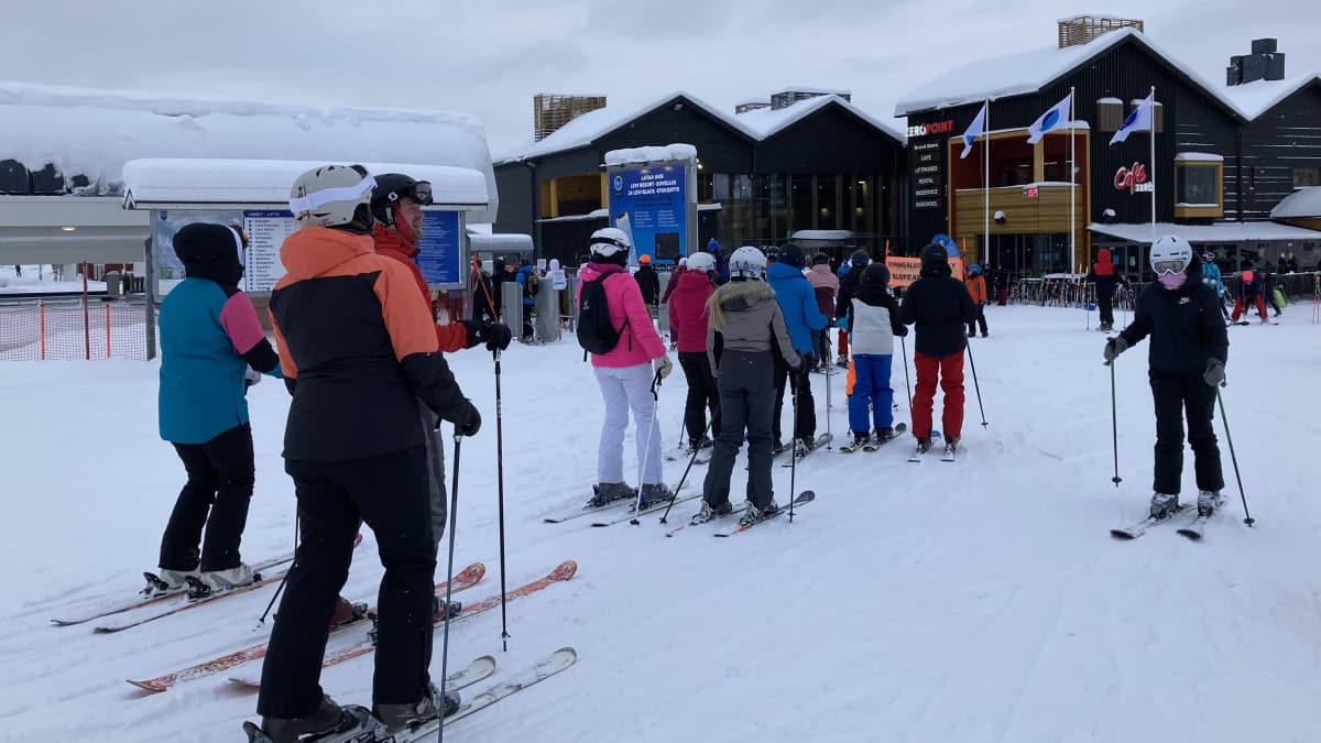 laskettelijoita menossa hissiin Levillä helmikuussa 2021