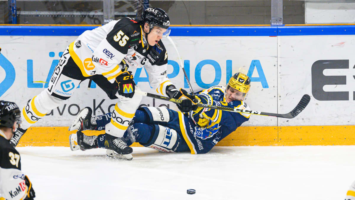 Atte Ohtamaa ja Patrik Puistola taistelevat kiekosta.